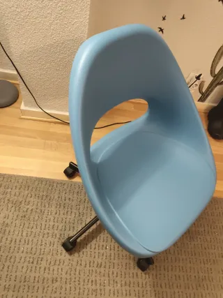 Silla de escritorio azul y blanca