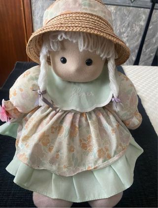 Muñeca vintage con sombrero y vestido floral