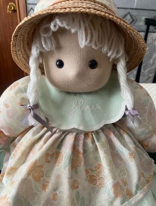 Muñeca vintage con sombrero y vestido floral