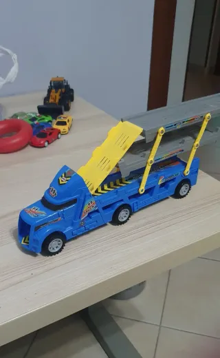 Camion Trasportatore + 6 Macchinine