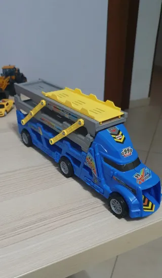 Camion Trasportatore + 6 Macchinine