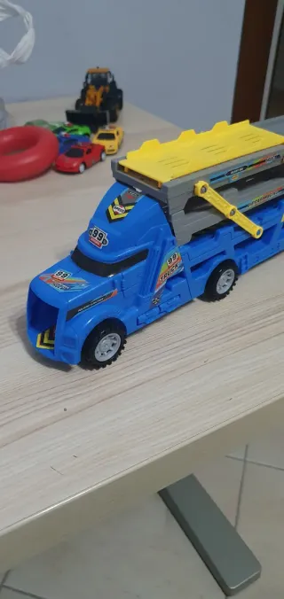 Camion Trasportatore + 6 Macchinine