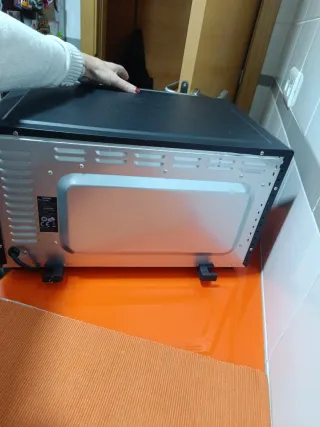 Mini horno Koenic 28L 1600W, temporizador.
