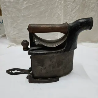 Plancha de carbón antigua con su chimenea