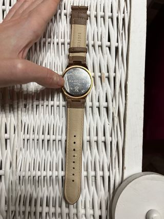 Reloj de pulsera marrón y dorado