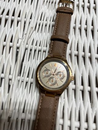Reloj de pulsera marrón y dorado