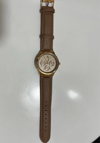 Reloj de pulsera marrón y dorado