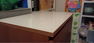 Cajonera de madera con base de cristal