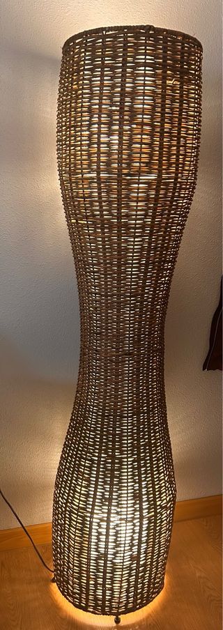 Lámpara de pie de ratánpreciosa!! 150cm de alto