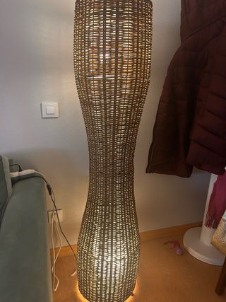 Lámpara de pie de ratánpreciosa!! 150cm de alto