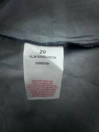 Talla 48. Impermeable de cuadros BRAVE SOUL.