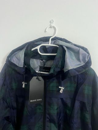 Talla 48. Impermeable de cuadros BRAVE SOUL.