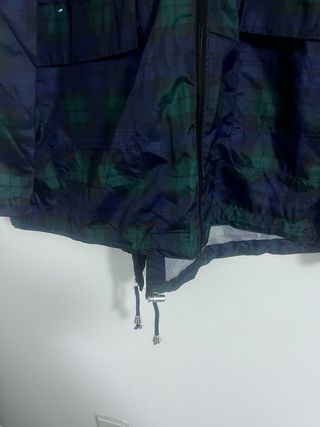 Talla 48. Impermeable de cuadros BRAVE SOUL.