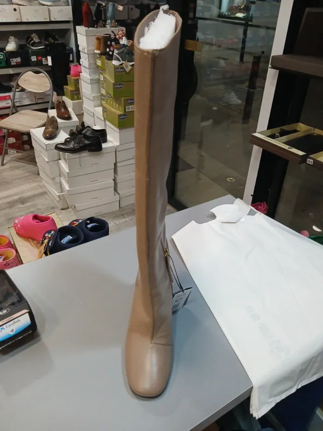 Botas altas beige y negras talla 35 piel