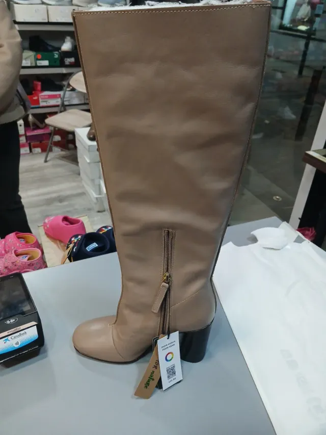 Botas altas beige y negras talla 35 piel