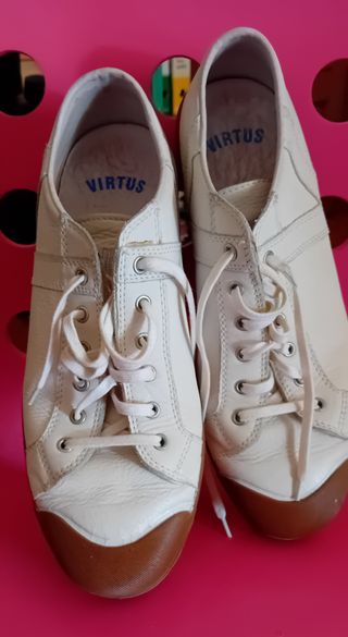 Scarpe da ginnastica bianche e marroni