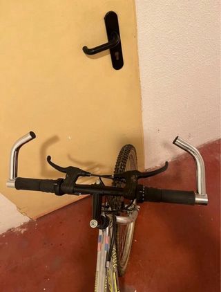 Bicicleta de montaña plateada