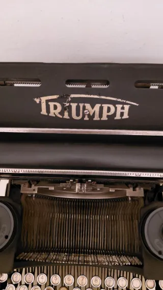 Affascinante Macchina da scrivere Triumph