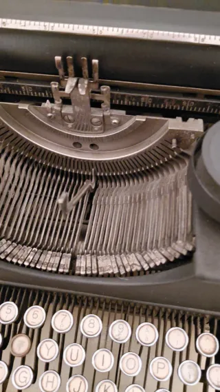 Affascinante Macchina da scrivere Triumph
