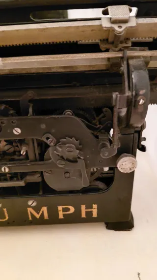 Affascinante Macchina da scrivere Triumph