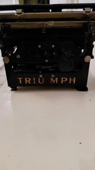 Affascinante Macchina da scrivere Triumph