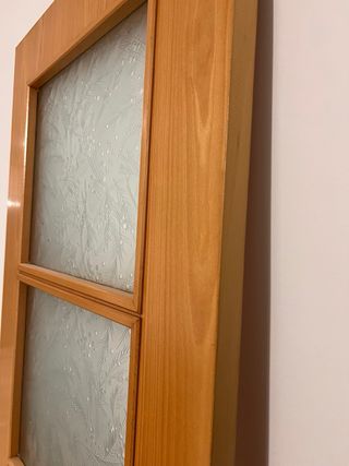 Puerta de madera y vidrio