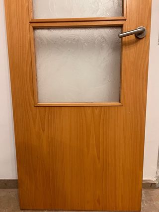 Puerta de madera y vidrio