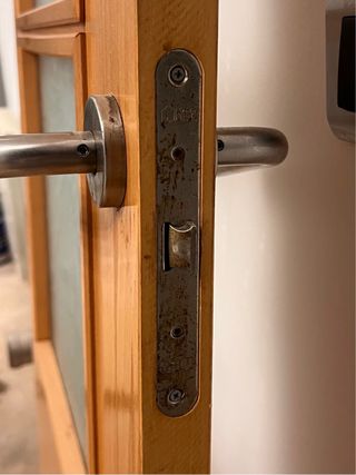 Puerta de madera y vidrio