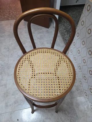 Taburete Vintage estilo thonet. Madera y ratan