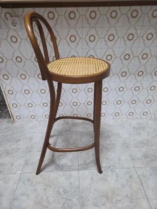 Taburete Vintage estilo thonet. Madera y ratan