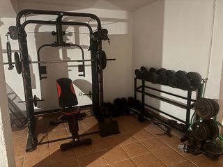 Gimnasio completo con pesas