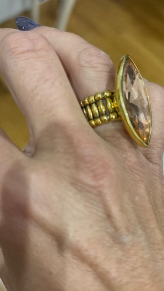 Anillo dorado con piedra naranja grande