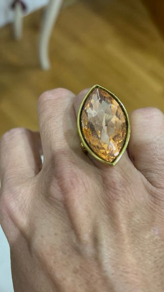 Anillo dorado con piedra naranja grande