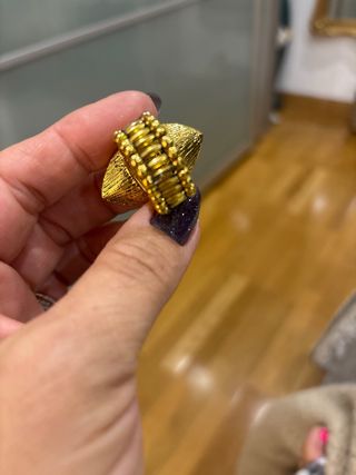 Anillo dorado con piedra naranja grande