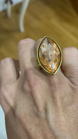 Anillo dorado con piedra naranja grande