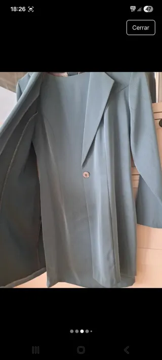 Traje abrigo y vestido azul