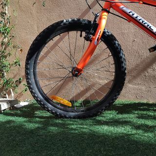 Bicicleta naranja pequeña