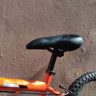 Bicicleta naranja pequeña