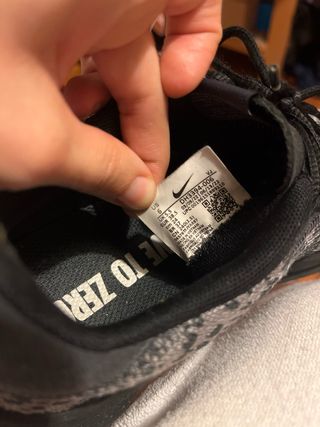 Zapatillas Nike grises y negras