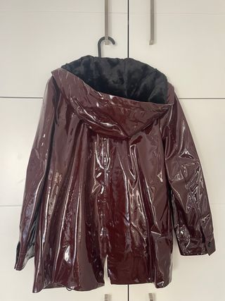 Chubasquero brillante con forro de pelo