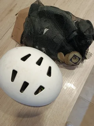 Casco y protecciones skate