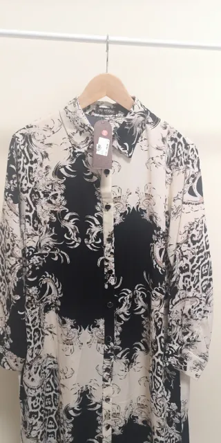 Vestido camisero estampado con etiqueta