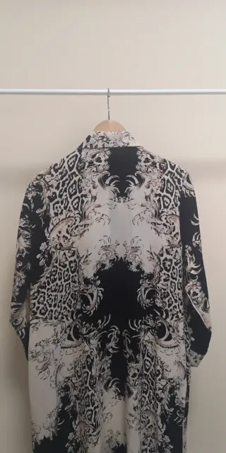 Vestido camisero estampado con etiqueta