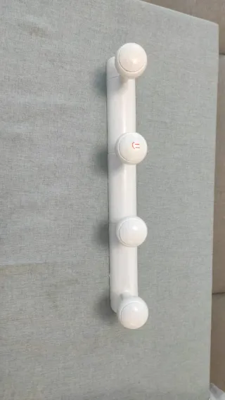 Perchero de pared blanco