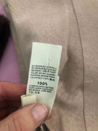 Top de cuero beige con detalles calados