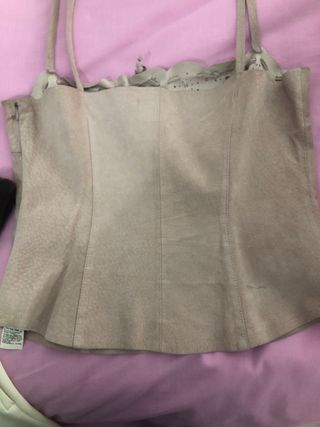Top de cuero beige con detalles calados