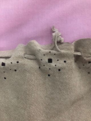 Top de cuero beige con detalles calados