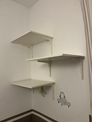 Estanterías blancas de pared