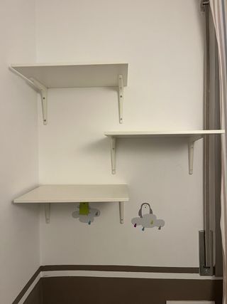 Estanterías blancas de pared