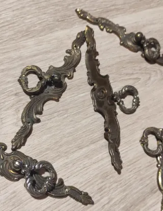 Tiradores antiguos para puertas y cajones.